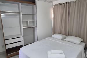 ein Schlafzimmer mit einem Bett mit zwei weißen Kissen in der Unterkunft Apartamento beira-Mar em Natal in Natal + 16 Fotos