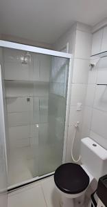 ein Badezimmer mit Glasdusche und WC in der Unterkunft Apartamento beira-Mar em Natal in Natal