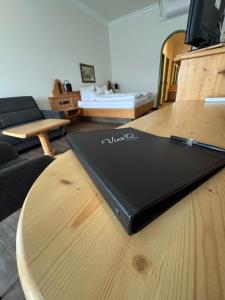 un ordenador portátil sobre una mesa de madera en Self-Check-in Hotel VinoQ Mistelbach, en Mistelbach