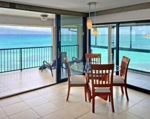 Noelani 410 في Kapalua-West Maui Airport: غرفة طعام مع طاولة وكراسي والمحيط +29 صورة