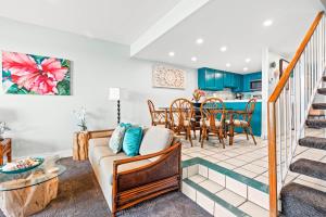 Noelani 302 في Kapalua-West Maui Airport: غرفة معيشة بها أريكة وطاولة