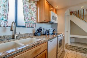 Kuchyň nebo kuchyňský kout v ubytování Hono Kai C8 + 19 fotografií