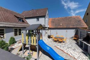 un parco giochi in una casa con scivolo di FeWo Brombachsee Stirn a Pleinfeld