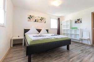 una camera da letto con un letto grande in una stanza di FeWo Brombachsee Stirn a Pleinfeld