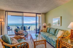 un soggiorno con divano e sedie di Nohonani 203 a Kahana