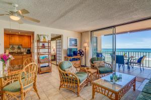 un soggiorno con vista sull'oceano di Nohonani 203 a Kahana