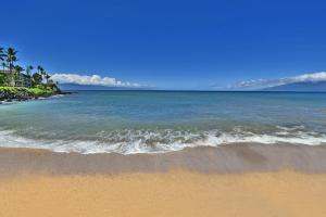 una vista dell'oceano dalla spiaggia di Noelani 210 a Kahana