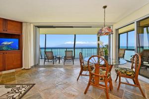 una sala da pranzo con vista sull'oceano di Noelani 210 a Kahana
