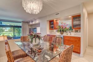 Un comedor con una mesa de cristal y sillas. en Kaanapali Royal D101, en Hyatt Regency Maui Hotel Heliport 24 fotos más