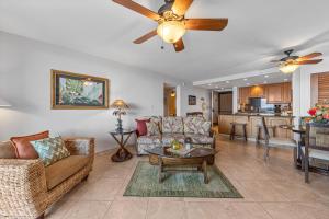 un soggiorno con un divano e un ventilatore a soffitto di Valley Isle Resort 1105 a Kahana