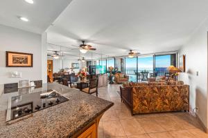 una cucina e un soggiorno con vista sull'oceano di Valley Isle Resort 1105 a Kahana