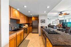 una grande cucina con armadi in legno e piano di lavoro di Valley Isle Resort 1105 a Kahana Altre 22 foto