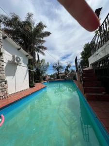 eine Person steht neben einem Pool in der Unterkunft Hotel General Paz in Villa Carlos Paz