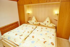 een slaapkamer met een bed met een bloemdekbed bij Ferienwohnung Jahn in Oberstdorf