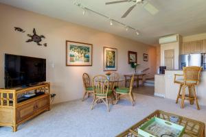 TV a/nebo společenská místnost v ubytování Napili Point B34 + 23 fotografií