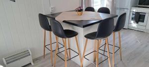 Kuchyň nebo kuchyňský kout v ubytování Sentralt beliggende leilighet