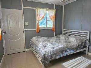 Banchomdoi Resort PhaTang บ้านชมดอยรีสอร์ทผาตั้ง في Ban Pha Tang: غرفة نوم بها سرير ونافذة