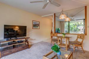 TV a/nebo společenská místnost v ubytování Paki Maui 316