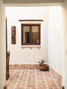 una camera con finestra e pianta in vaso di Casa de La Canita a Guadamur