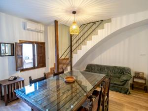 een eetkamer met een tafel en een trap bij Casa de La Canita in Guadamur