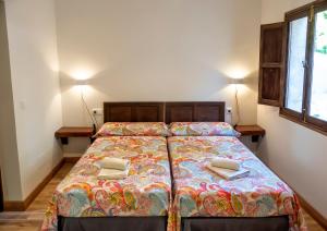 una camera da letto con un letto con due telefoni sopra di Casa de La Canita a Guadamur Altre 26 foto