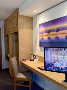 TV a/nebo společenská místnost v ubytování Premier Nights, Standish M6 J27