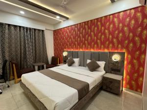 En eller flere senge i et værelse på The Grand Estate