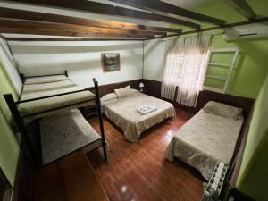 ein Zimmer mit zwei Etagenbetten und einem Fenster in der Unterkunft Hotel General Paz in Villa Carlos Paz