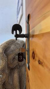 Alpenfels Apartments - Zwieselstein في سولدن: قفل على باب خشبي بمفتاح