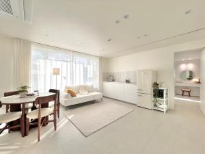 Kuchyň nebo kuchyňský kout v ubytování Private Rooftop, Sunset View, English Host