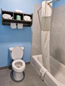 Koupelna v ubytování Super Stay Inn Humble IAH East + 18 fotografií