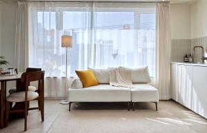 Posezení v ubytování Private Rooftop, Sunset View, English Host