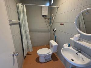Banchomdoi Resort PhaTang บ้านชมดอยรีสอร์ทผาตั้ง في Ban Pha Tang: حمام مع مرحاض ومغسلة