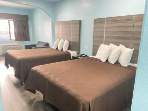 Postel nebo postele na pokoji v ubytování Super Stay Inn Humble IAH East