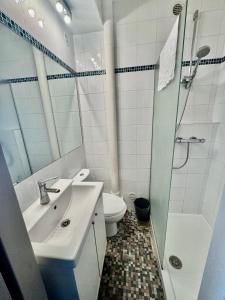 Un baño con lavabo, inodoro y ducha. en Hyper Centre de Valence - Studio N32, en Valence