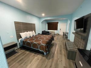 TV a/nebo společenská místnost v ubytování Super Stay Inn Humble IAH East