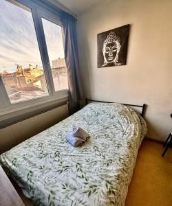 Una cama pequeña en una habitación con ventana. en Hyper Centre de Valence - Studio N32, en Valence 7 fotos más