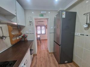 Una cocina con refrigerador de acero inoxidable en una habitación. en Cozy Chalet in San Sebastián de los Reyes with Terrace, en San Sebastián de los Reyes 51 fotos más