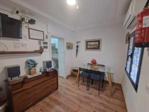 Un comedor con una mesa de cristal en una habitación. en Cozy Chalet in San Sebastián de los Reyes with Terrace, en San Sebastián de los Reyes