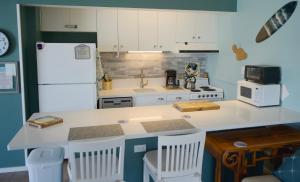 Η κουζίνα ή μικρή κουζίνα στο Maui Seaside 711