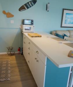 Η κουζίνα ή μικρή κουζίνα στο Maui Seaside 711