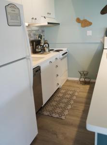 Η κουζίνα ή μικρή κουζίνα στο Maui Seaside 711