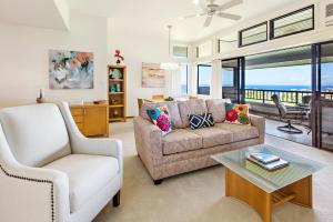 Χώρος καθιστικού στο Kapalua Ridge Villa 2622
