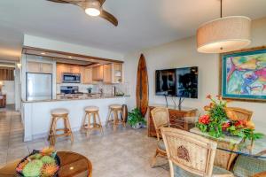 Kuchyň nebo kuchyňský kout v ubytování Papakea F105