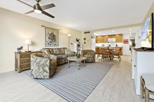 Maui Kaanapali Villas A209 في كانابالي: غرفة معيشة بها أريكة وطاولة