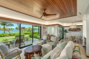 Puunoa Beach Estates 103 في Puunoa: غرفة معيشة مفتوحة مطلة على المحيط