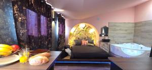 イエールにあるLX187 Ecrin d'Amour jacuzzi privé - cœur de Hyèresの浴槽とパンのボウルが置かれたテーブルのあるバスルーム