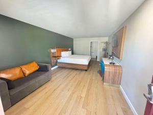 una habitación con una cama, un sofá y un dormitorio en SureStay by Best Western Morgan Hill, en Morgan Hill