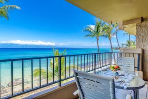 balcón con mesa y sillas y vistas al océano en Paki Maui 302A, en Honokowai