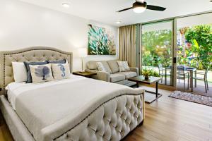 ein Schlafzimmer mit einem großen Bett und ein Wohnzimmer in der Unterkunft Napili Puamala 128 in Kahana + 23 Fotos